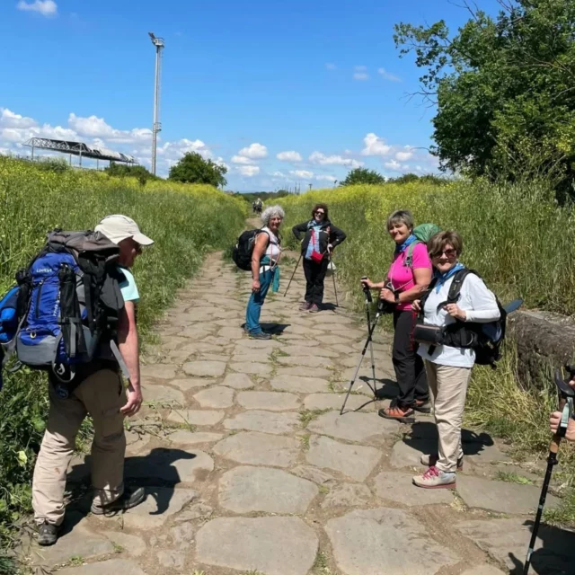 Roma: Trekking Appia Antica – Giubileo 2025
Resterà sicuramente un'esperienza indimenticabile quella vissuta dai Soci del gruppo escursionistico Apulia Trek affiliata FIE, dal 25 al 28 aprile, lungo la più famosa via dell'antichità "La Via Appia".
Un trekking progettato e organizzato sin dal mese di gennaio che aveva come tappa finale l'ingresso alle quattro Basiliche Giubilari.
1º Tappa: da Cisterna Di Latina ad Albano Laziale.
2º Tappa: da Albano Laziale al Parco Archeologico dell'Appia Antica.
3º Tappa: dal Parco Archeologico dell'Appia Antica alla Basilica di San Pietro in Vaticano.
La via Appia era una strada romana che collegava Roma a Brindisi, progettata nel 312 a.C., è una delle più grandi opere di ingegneria civile del mondo antico. È stata riconosciuta nel 2024 Patrimonio dell'Umanità come "Via Appia Regina Viarium". Oggi sono rimasti dei larghi tratti della strada conservati e percorribili alla periferia di Roma.
Abbiamo percorso l'Appia Antica per oltre 50km, lontano dal traffico romano, completamente immersa nel verde e costeggiata da pini secolari, oggi diventati il simbolo di Roma.
Sappiamo bene che durante un Trekking, anche se ben organizzato, ci possono essere degli imprevisti, invece tutto è andato bene. Abbiamo avuto sole, caldo, fresco serale e sicuramente non sono mancate la stanchezza e qualche dolore muscolare, ma questo lo sapevamo già.
All'improvviso, però, durante la terza tappa, qualcosa dentro di noi è cambiato: entrando dalla Porta Santa nella Basilica di Santa Maria Maggiore, ci siamo fermati davanti alla tomba di Papa Francesco, morto pochi giorni prima, nell'anno del Giubileo da Lui stesso proclamato. La stanchezza si è dileguata, lasciando il posto alla commozione e alla preghiera.
Noi semplici escursionisti, con i nostri zaini, ci siamo trovati testimoni di un evento storico e pellegrini di speranza.
Testo: Floranna Guglielmi